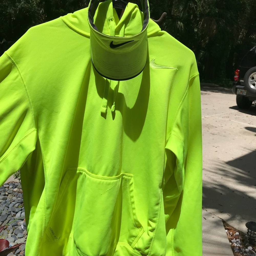 Nike Therma Fit Hoodie & Nike Visor